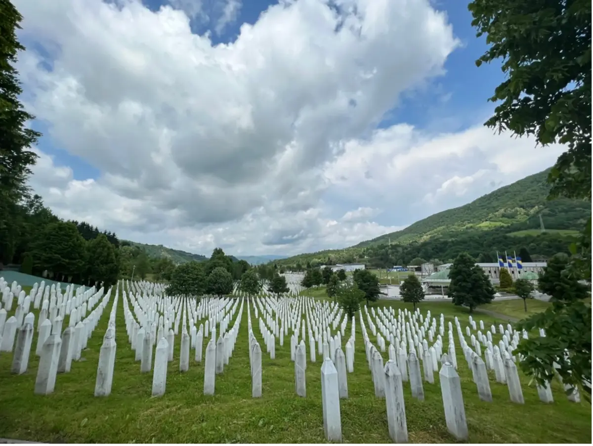 Srebrenitsa Soykırım Anıtı